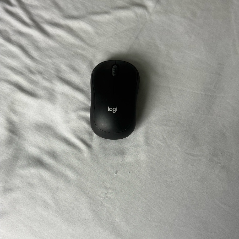 Logi Wireless Mouse in Black